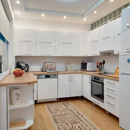 Ildiko Lak * Vonyarcvashegy